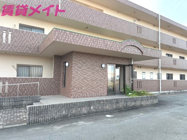 【伊勢市上地町のマンションのエントランス】