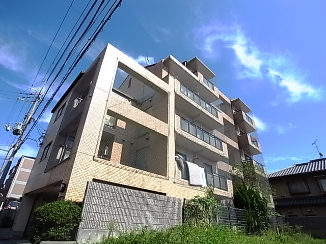 【明石市魚住町鴨池のマンションの建物外観】