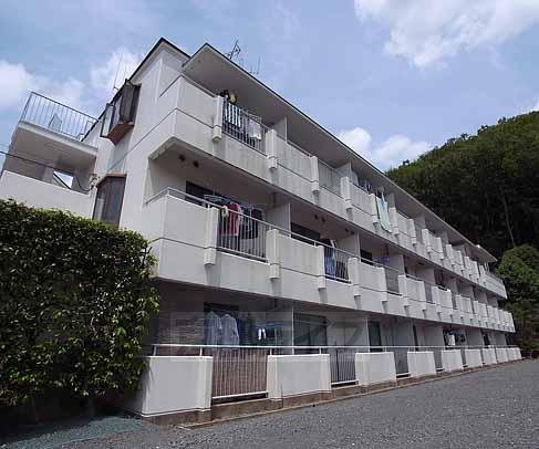 京都市左京区松ケ崎樋ノ上町のマンションの建物外観