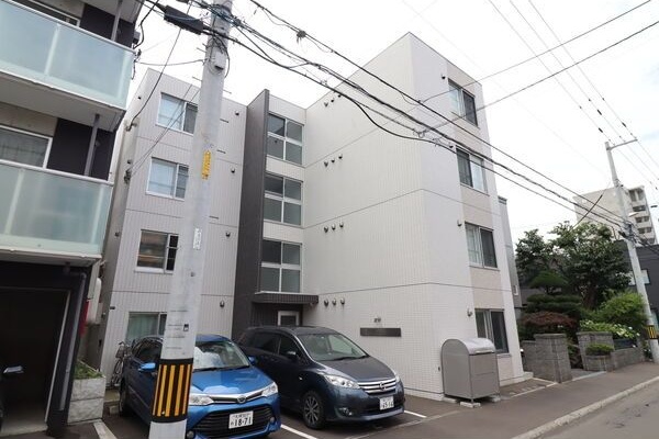 札幌市豊平区平岸一条のマンションの建物外観