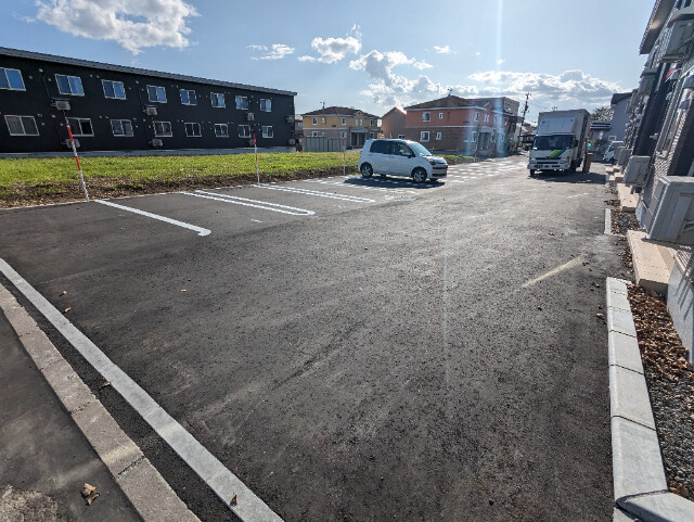 【苫小牧市もえぎ町のアパートの駐車場】