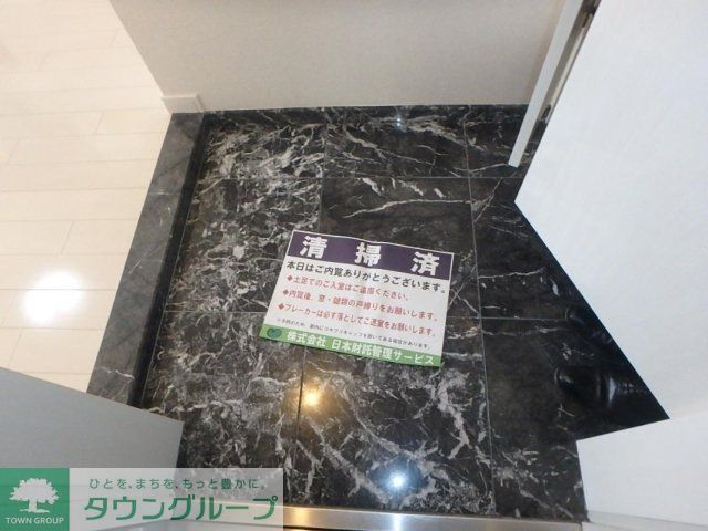 【府中市清水が丘のマンションの玄関】