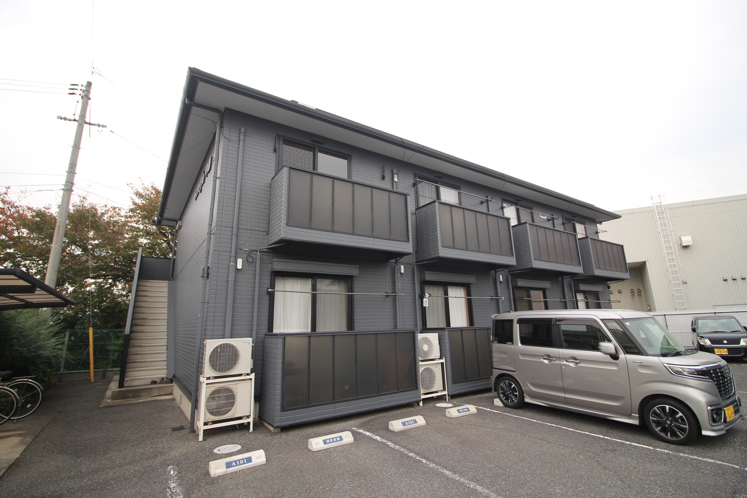 建物外観　日当り良いです♪買い物にも便利な立地！