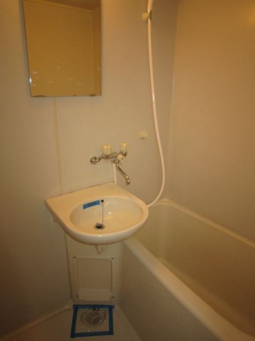 洗面設備　写真は別号室のものです。