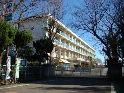 小学校　所沢市立安松小学校（小学校）まで318m