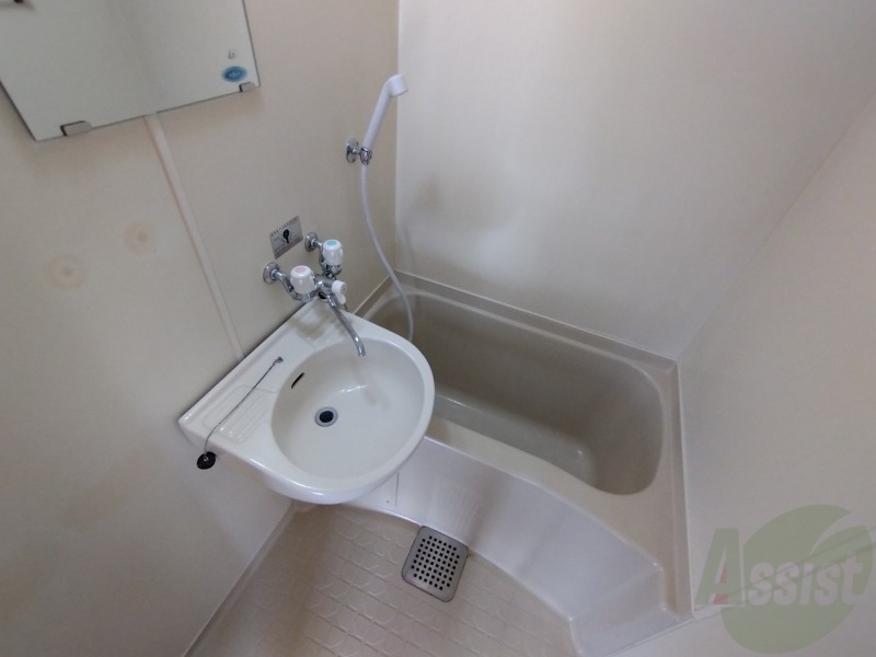 バス・シャワールーム　こちらはお風呂。一日の疲れをここで癒してください。