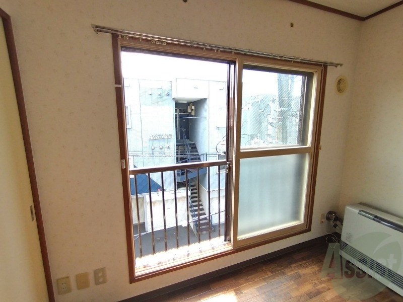 バルコニー　窓を開けると風通しも良く、気分も上がりそう！