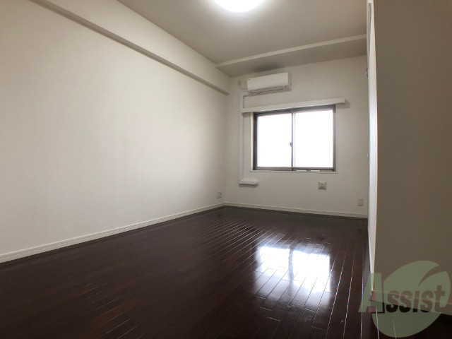 その他部屋・スペース　８帖の洋室です。広々として、きれいですね。