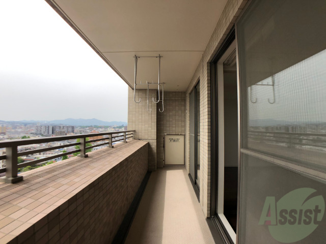 バルコニー　バルコニーは幅があり、広い印象を受けました。