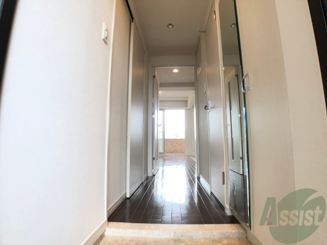 玄関　廊下の様子です。幅も狭くなく、利用しやすいですよ。