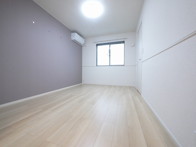 その他部屋・スペース　開放的な寝室です