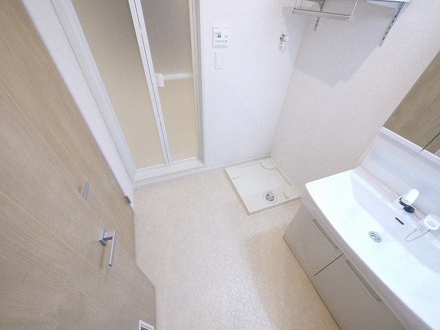 洗面設備　明るい洗面所です