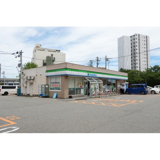 コンビニ　ファミリーマート富山千歳町店（コンビニ）まで524m