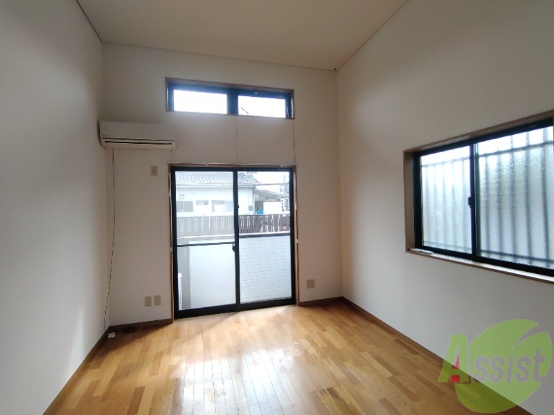 居室・リビング　広くきれいなリビングは明るい光も良く差します。