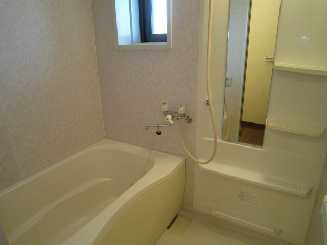 バス・シャワールーム　浴室に窓有り