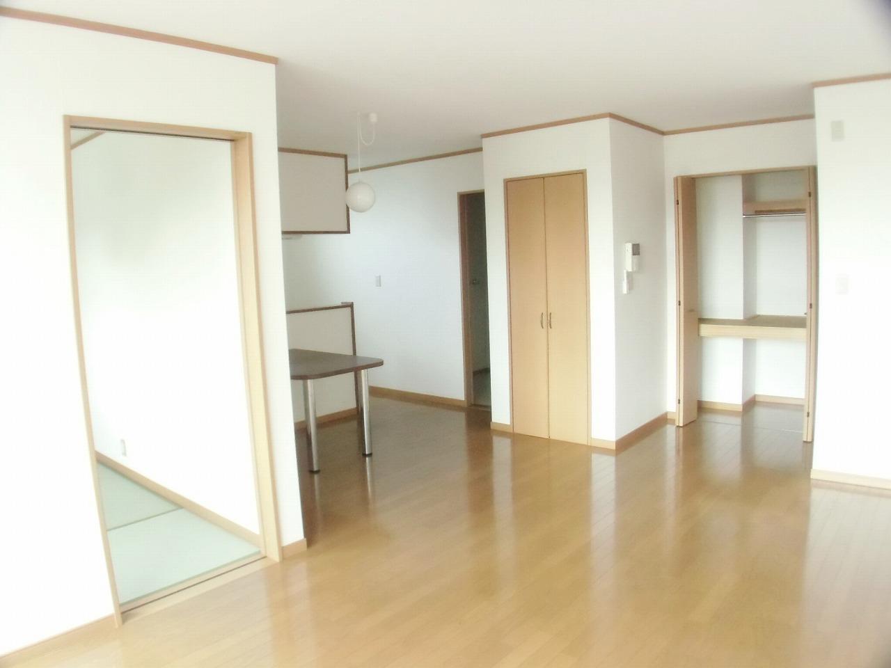 居室・リビング　１８帖ＬＤＫ広々です☆