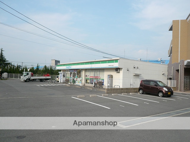 コンビニ　ファミリーマート（コンビニ）まで270m