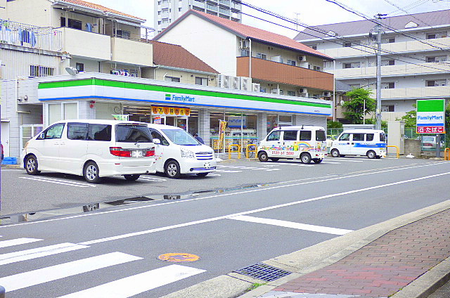 コンビニ　ファミリーマート（コンビニ）まで411m