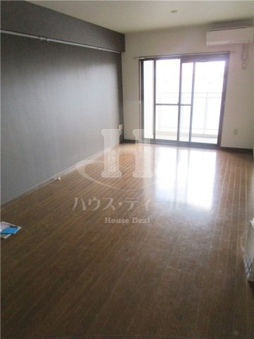 居室・リビング　別号室参考写真です