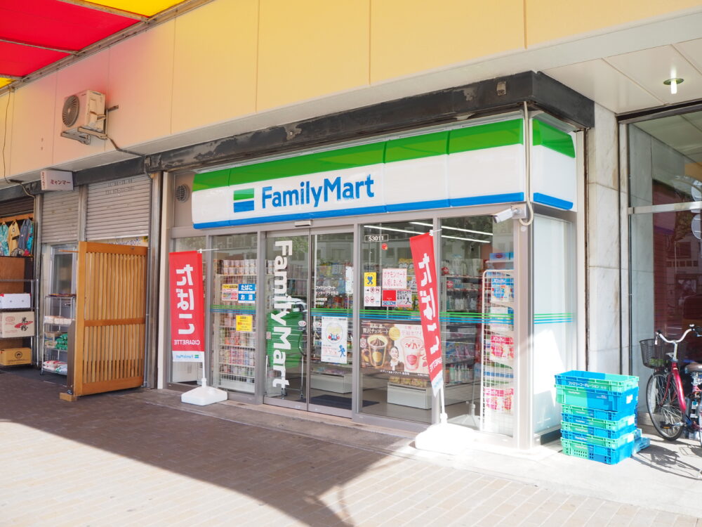 コンビニ　ファミリーマートセンタープラザ西店（コンビニ）まで84m