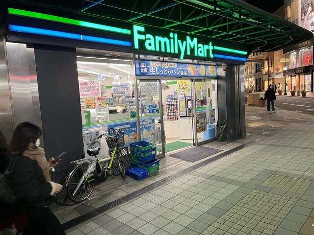 コンビニ　ファミリーマート柳屋三宮神社前店（コンビニ）まで107m