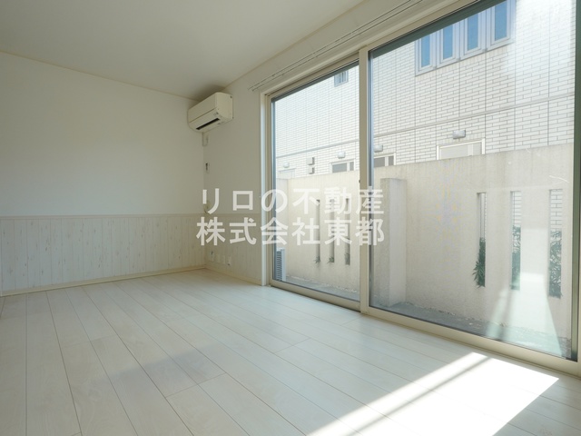 居室・リビング　白を基調とした室内でお部屋を明るく演出してくれます！