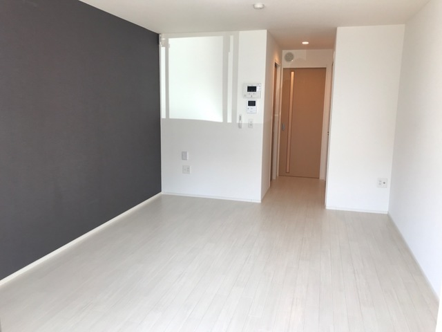 居室・リビング　同物件、別号室のものです。