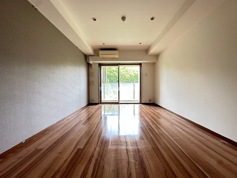 居室・リビング　アクセントクロスのおしゃれな洋室