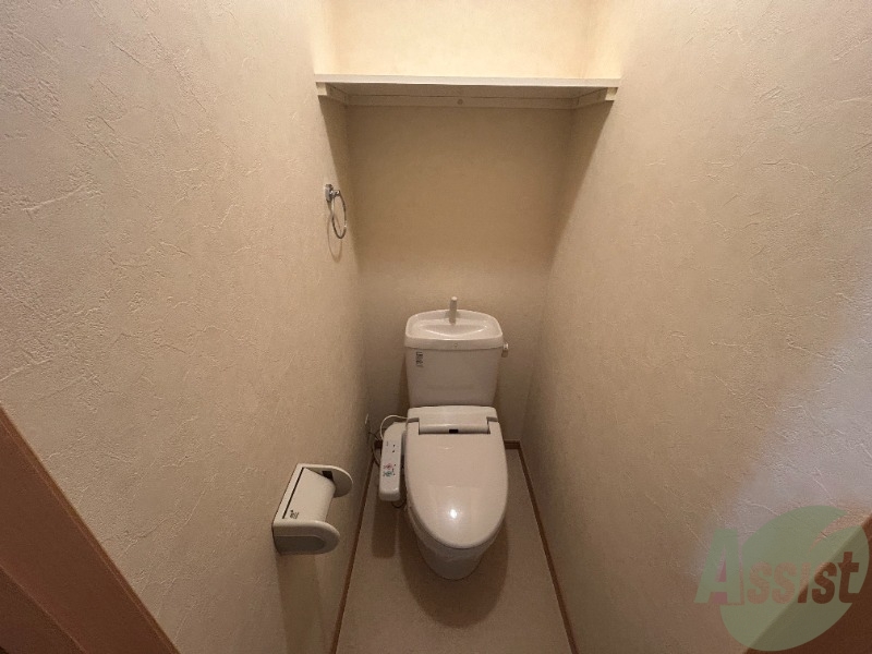トイレ　トイレはウォシュレット機能付きです。安心して使用できますね。