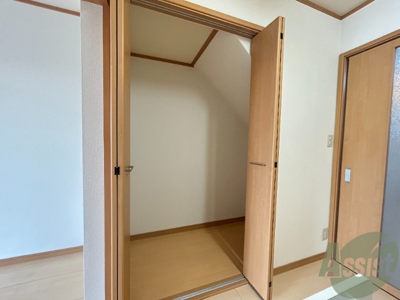 収納　階段床収納がございます。広さは十分そうです。