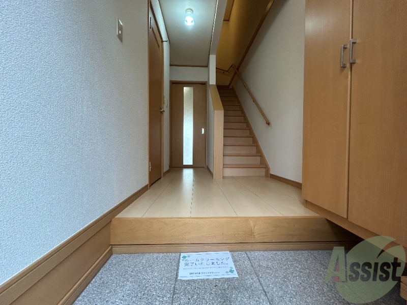 玄関　玄関からの様子です。すぐ部屋が見えないのは安心ですね。