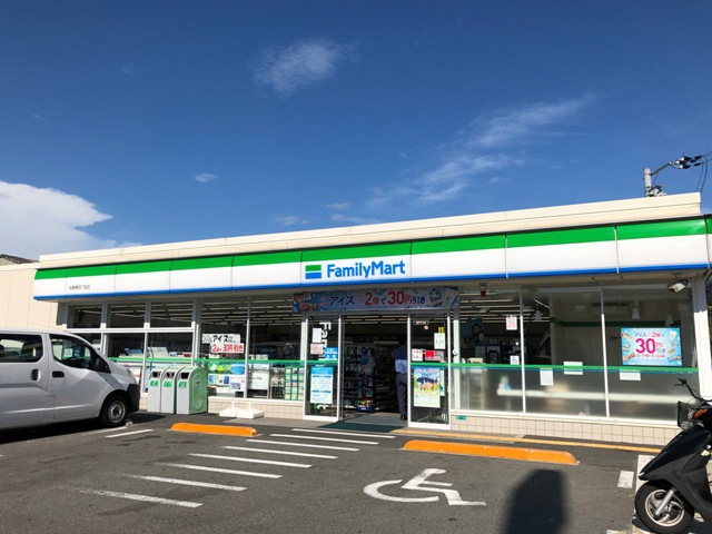 コンビニ　ファミリーマート（コンビニ）まで490m