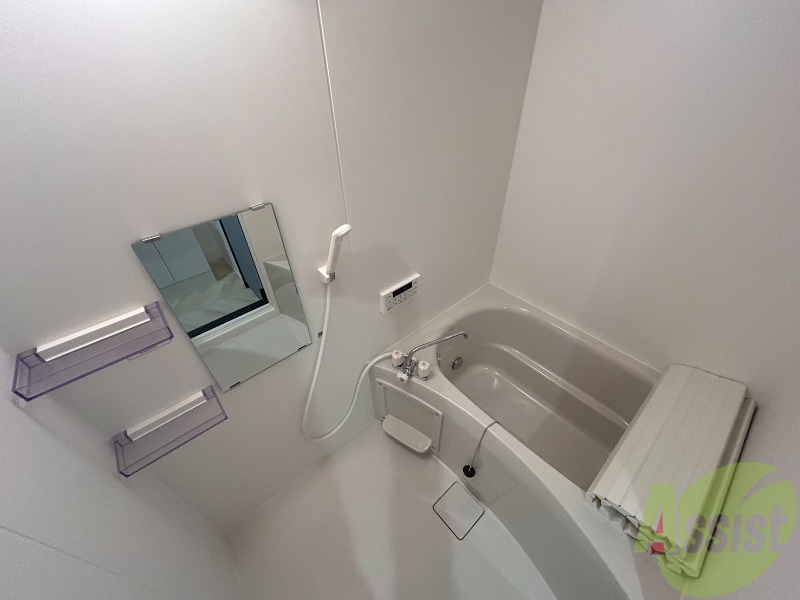 バス・シャワールーム　浴槽は追い焚き機能があり、浴室乾燥がございます。