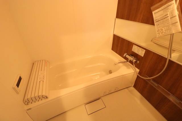 バス・シャワールーム　広々浴室、追い焚き付き！