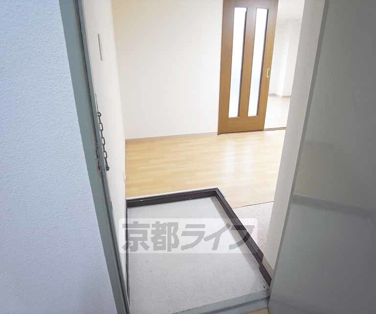 玄関　どんな大荷物でも入ってすぐに全部置けますね。