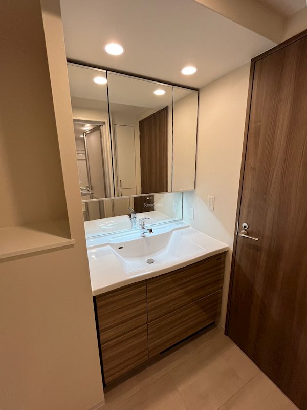 洗面設備　明るい洗面所です