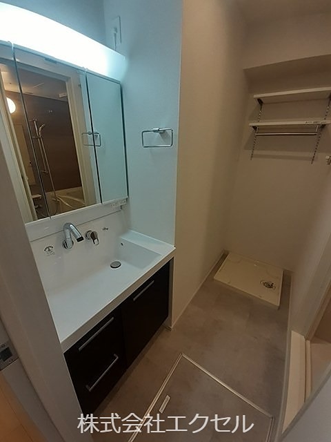 洗面設備　鏡付きの洗面所です。