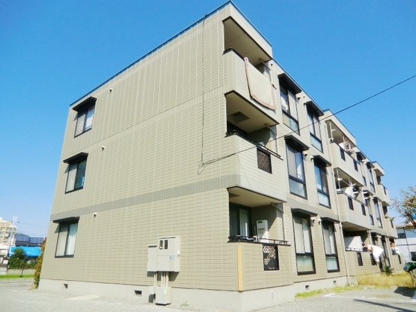 建物外観　敷地内に駐車場あります☆