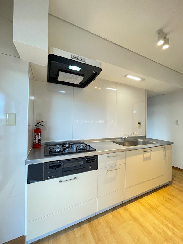 キッチン　システムキッチン３口ガスコンロ