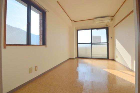 居室・リビング　床はゴザのような和風テイストに仕上がっています☆