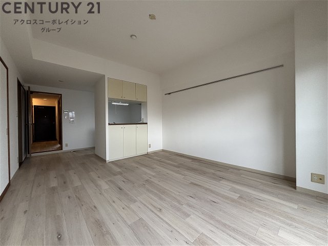 居室・リビング　床色が落ち着いた色合いで綺麗です♪