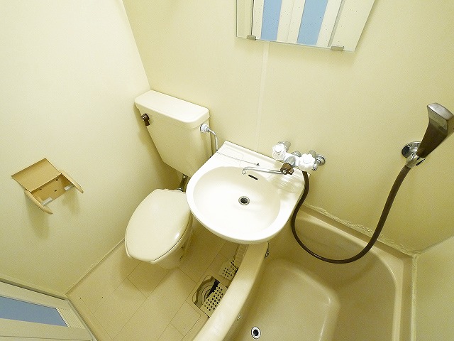 洗面設備　明るい洗面所です