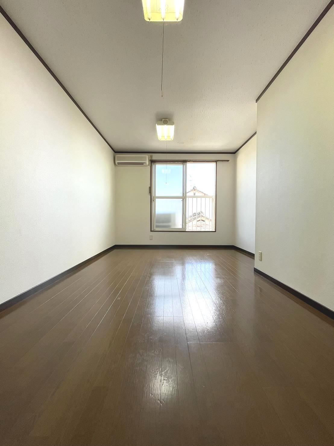 居室・リビング　ベットを置いても十分な生活スペースが取れる広さです。