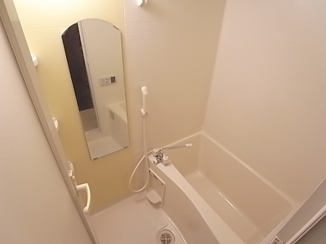 バス・シャワールーム　お風呂・トイレ別々のセパレートです