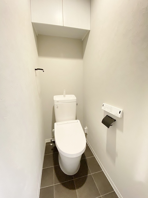 トイレ　トイレ収納・暖房便座付シャワートイレ