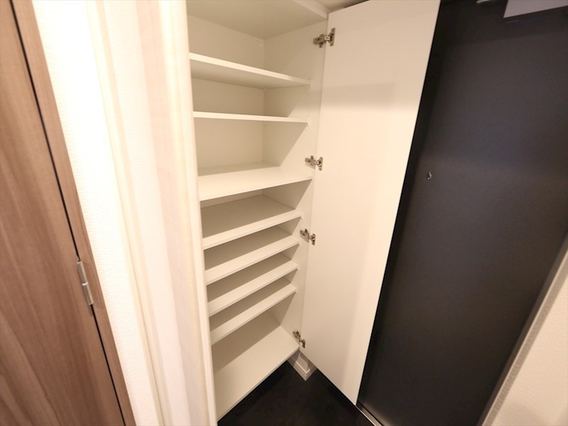 玄関　玄関　シューズボックス付（収納充実してます）