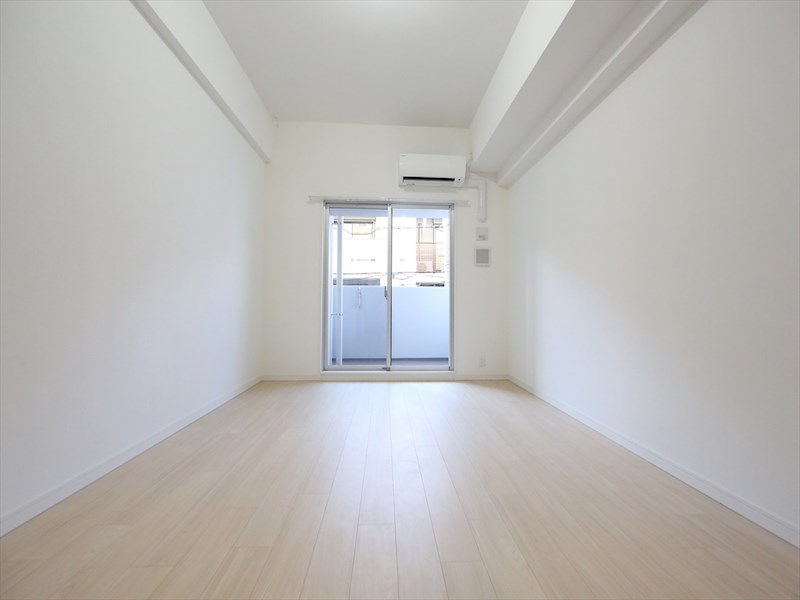 バルコニー　洋室9.8帖　エアコン完備　バルコニー