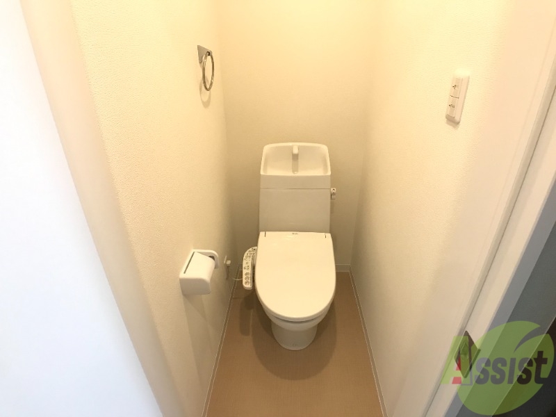 トイレ　温水洗浄便座なので快適に使用できそうですね。