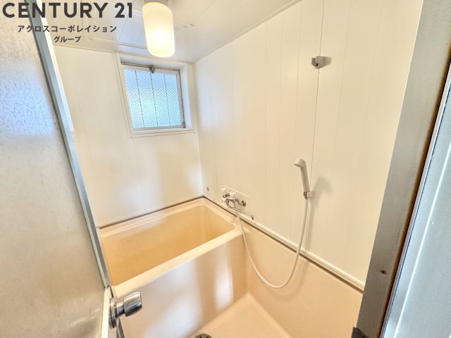 バス・シャワールーム　窓付きで換気が楽々！