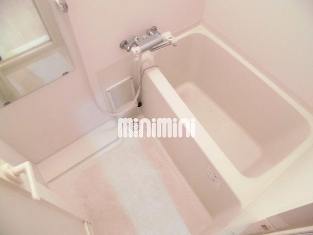 バス・シャワールーム　お風呂に鏡ついてます